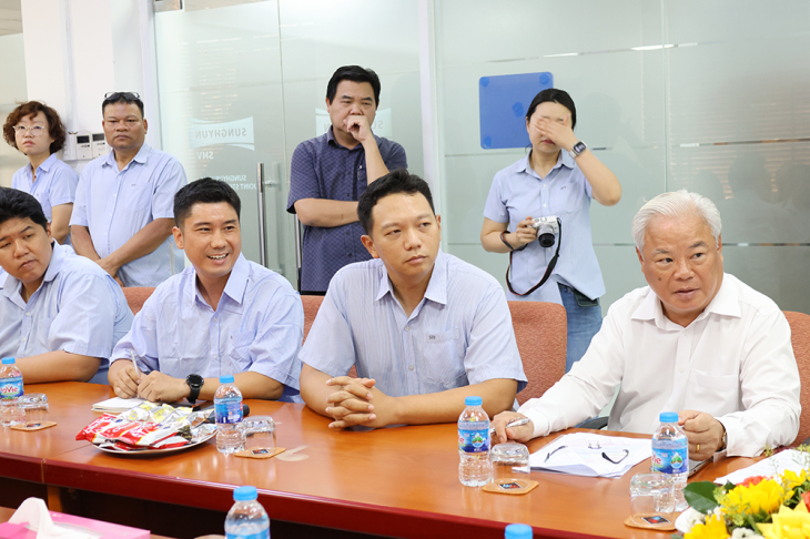 Lãnh đạo Công ty TNHH Sung Hyun Vina báo cáo tình hình hoạt động sản xuất kinh doanh với lãnh đạo tỉnh.